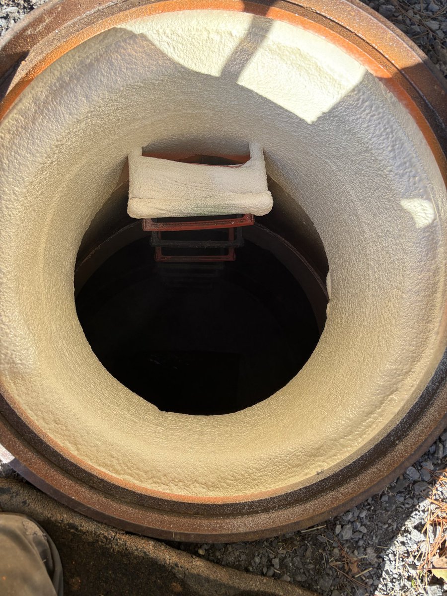 Hicklingg206's tweet photo. @Lunarhan_ That’s what we use in manholes it hardens like concrete after it’s expanded https://t.co/eTW3s6TPG6