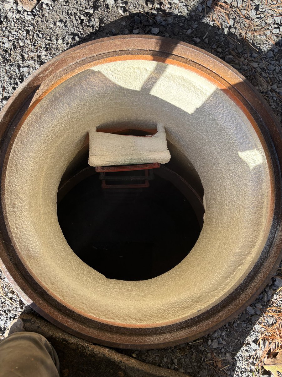 Hicklingg206's tweet photo. @Lunarhan_ That’s what we use in manholes it hardens like concrete after it’s expanded https://t.co/eTW3s6TPG6