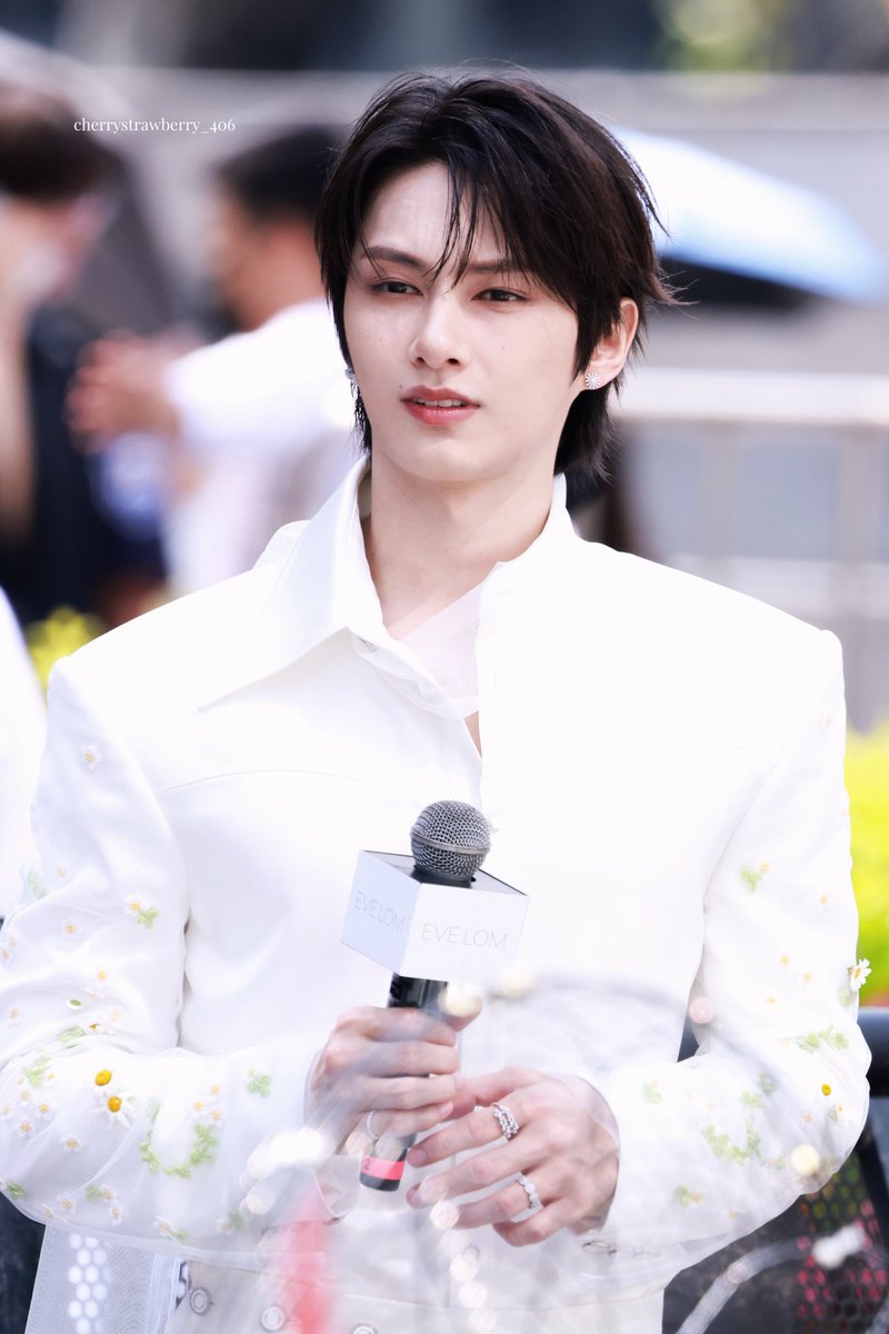 cherrycats64's tweet photo. 260605 EVELOM
😽
#JUN #문준휘 #준 #文俊辉 #ジュン 
#세븐틴 #SEVENTEEN
@pledis_17 https://t.co/SZ8yR72JP9