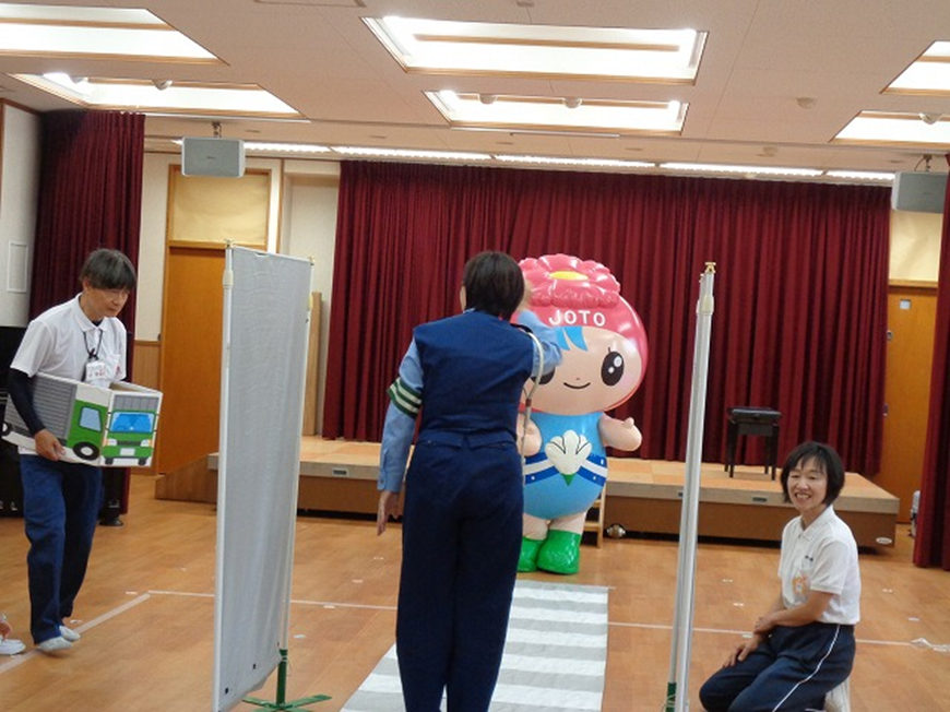 cosmos_JOTO's tweet photo. まずは信号🚥の意味や横断歩道の渡り方などの説明をした後、実際に歩行練習🚶安全確認をして横断歩道を渡り、コスモちゃんとハイタッチ🙌学んだ事を守り事故にあわないようにしてください‼️ https://t.co/o0vYBbsc7S