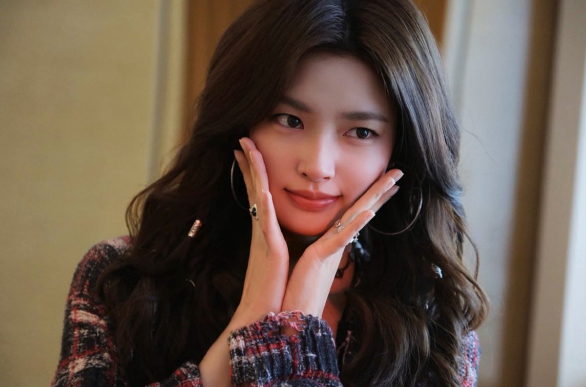 KarthikaKi90417's tweet photo. Who are styling ruohan for this episode really did a great job 👍 

Cici looks soo beautiful and elegant 💓😍.. 
Hope she will get a drama with this styling 

#xuruohan #wonderlands6 https://t.co/IdcAZ4iQN6