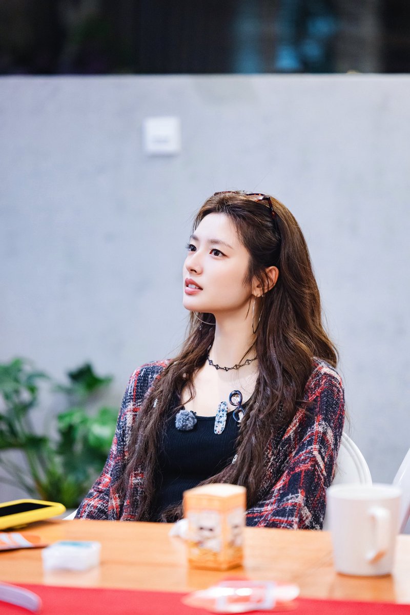 KarthikaKi90417's tweet photo. Who are styling ruohan for this episode really did a great job 👍 

Cici looks soo beautiful and elegant 💓😍.. 
Hope she will get a drama with this styling 

#xuruohan #wonderlands6 https://t.co/IdcAZ4iQN6