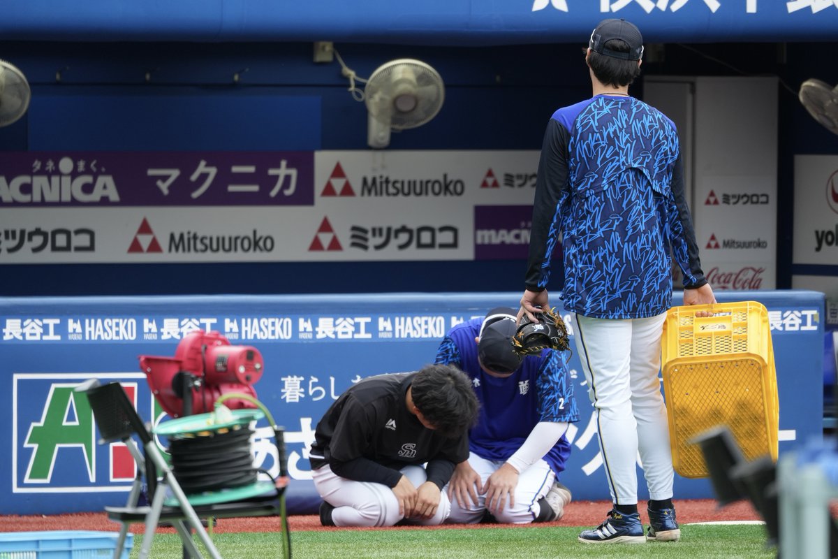 bay_fullcount's tweet photo. 【#DeNA − #ソフトバンク 】

#牧秀悟 選手と #海野隆司 選手

一体このふたりは何をしていたのでしょう…😂

#baystars
#sbhawks https://t.co/ZkLnsM0owX