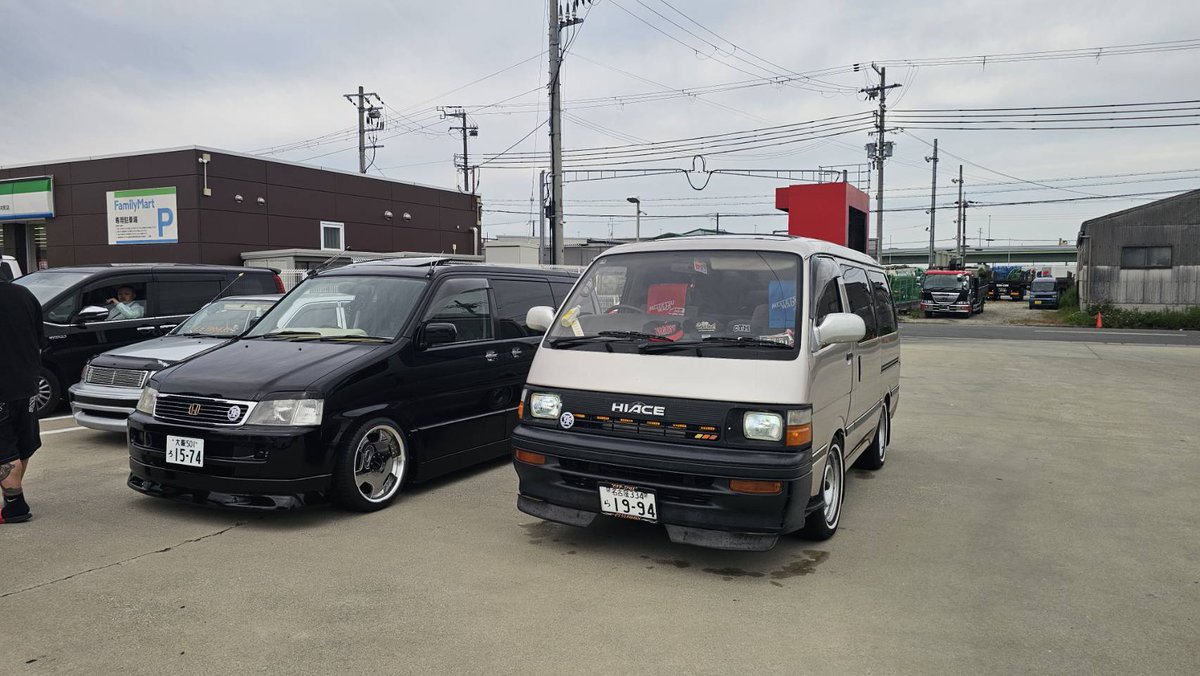 Ucchyace1994's tweet photo. SBM搬入前♪
再会
#ハイエース
#ハイエースワゴン
#100系ハイエース

#90s
#平成
#ホワイトリボン
#白物タイヤ協会

#HIACE
#Series100HIACE
#HIACEWAGON
#SUPERCUSTOM 

次回の
#HIACESUNDAY　
#ハイエースサンデー

は
10月31日～11月1日
静岡　朝霧高原で
キャンプ場貸し切ってハイエースキャンプ🎵 https://t.co/RqICYsfP2f