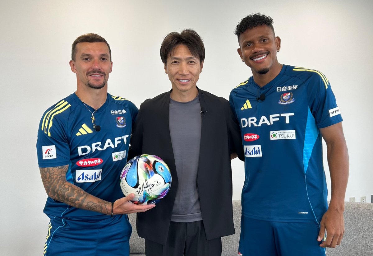 tvk_fmarinos's tweet photo. 今週は #tvkスペシャルウィーク 

ということで、今夜の #キクマリ は #ジョルディクルークス 選手と #ジェイソンキニョーネス 選手のスペシャルインタビュー🎥

もちろん百年構想リーグ清水戦の振り返りもお届け⚽️

番組からスペシャルプレゼントも‼️
夜10時からお見逃しなく👀

#波戸康広
#小山愛理 https://t.co/4JWtvIpcIV