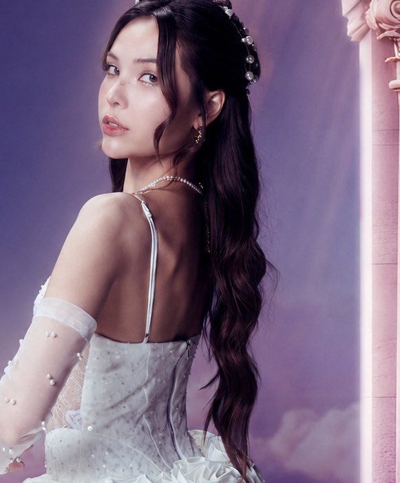 Sonyaimhere's tweet photo. OMG, Is this a photo of Sonya when she was in heaven? 😇✨
Sonya is absolutely stunning 
and elegant. 🐰🪽

#SonyaSaranphat  #ซอนญ่าศรัณย์ภัทร์ https://t.co/bzPjVM4zqU