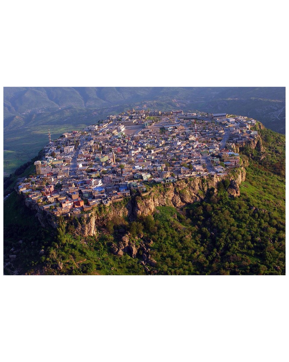 JIM_NET's tweet photo. イラン攻撃後の現地の声を届ける
#イラクレポート 18
イラン攻撃後の停戦が続いているなか、イスラム世界では「イード」と呼ばれるお祭りがありました。
これは日本で言うと、お盆とお正月が同じになったようなイスラム教の大きな祭事です。
年に2回あるのですが、今回のは断食明けのイード、です。

この時期、イラクでは家族でピクニックに行くのが慣わしのようです。

ローカルスタッフのバルザンによれば
「人々は徐々に通常の日常生活に戻り、観光活動も再開されています。多くのイラク国民が旅行計画を継続しており、エルビル、バグダッド、バスラの各空港からハッジ（メッカ巡礼）に向けて出発する人々も沢山います。
さらに、家族連れは状況の改善を機に、イードの休日を前にお出かけやレクリエーション旅行を楽しんでいます。」
バルザンも家族で久方ぶりに遠出をしたそうです。

「私自身、先週の金曜日にはドホーク県の美しい町アメディを訪れました。
その景色はまさに息をのむほど美しく、クルディスタン地域の最も魅力的な観光地の一つで充実した時間を過ごそうと訪れたイラク中部や南部の県からの観光客で賑わっていました。
この前向きな雰囲気と多くの観光客の姿は、人々の間で高まりつつある安定感と楽観的な気分を反映しているように感じられました。」
ドローン攻撃も止んで、人々はようやく一息ついて穏やかな日常を取り戻しつつあるようです。
そしてその日常が瞬間、瞬間、ひときわ愛おしく感じられているのではないでしょうか。
家族が無事に一緒にいられることも、もちろん。

一方で、ジムネットが支援している白血病や小児がんの子どもたちは、引き続き治療と経過観察を受けています。
そして今、私たちがうれしく思っていることがあります。
学校が夏休みに入ったことで、子どもたちから
「今年もサマーコースはあるの？」
「いつ始まるの？」
という問い合わせが相次いでいると言うのです。

電話やメッセージ、病院で顔を合わせるたびに、子どもたちはサマーコースの再開を楽しみにしていると伝えてくれるそうです。

サマーコースは勉強を教えるだけの場ではありません。
治療を続ける子どもたちにとって、安全で安心できる居場所であり、新しい友達と出会い、さまざまな体験をしながら、自分らしさを取り戻していく大切な時間でもあります。
戦争や病気によって失われがちな「子ども時代」を、少しでも取り戻すための場所とも言えるでしょう。
子どもたちが未来のことを話す、それがこんなに素敵なことだとは・・・。