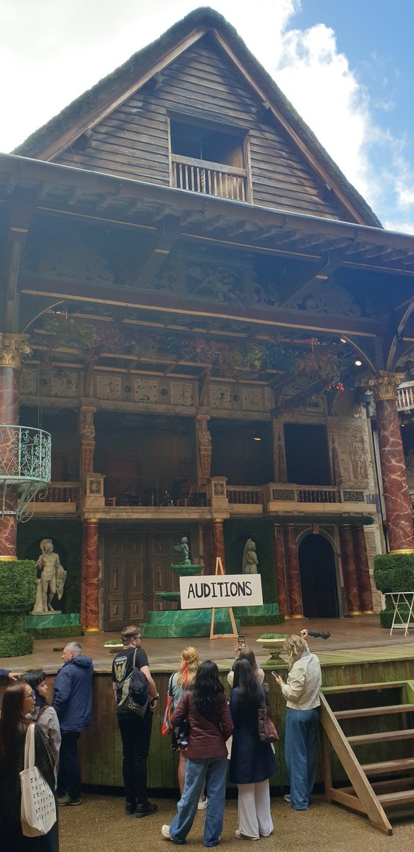 NeilBurgum's tweet photo. Best value theatre experience you can get- a ' groundling ' @The_Globe . Great performance of A Midsummer Night's Dream . Fantastic entertainment with lots of laughs and only £5 😀 https://t.co/quNWdVfNhG