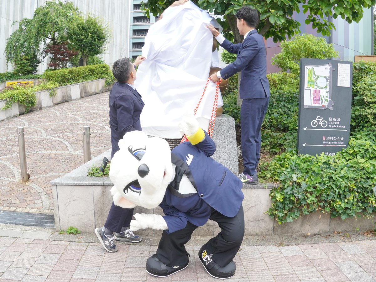 shibuyakeizai's tweet photo. 実は、除幕に少し手間取りました。
（サンディーもちゃんとお手伝いしました）

記事内にもサンディーの写真をたくさん追加したので、よろしければご覧ください。

#サンロッカーズ渋谷 #Bリーグ #渋谷 #バスケットボール #マスコット @36Sundy @TokyoSunrockers https://t.co/lVeECqGq3l