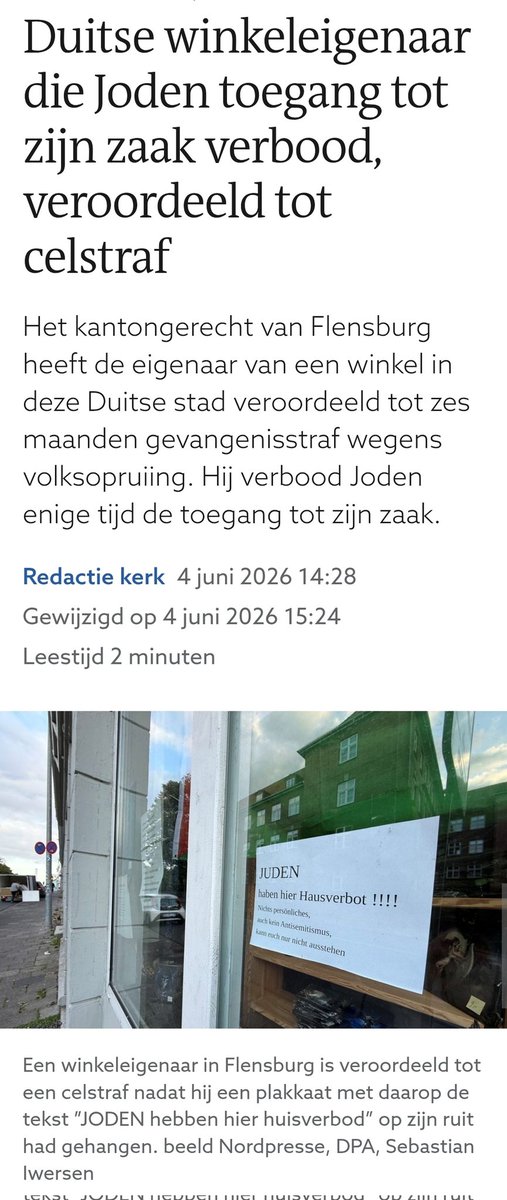 P0eMPieDinges's tweet photo. In Flensburg heeft een 60-jarige Duitse winkeleigenaar (Hans-Velten Reisch) een bordje in zijn etalage gehangen:
“JODEN hebben hier huisverbod!!!! Niets persoonlijks, ook geen antisemitisme; ik kan hen alleen niet uitstaan.”

Hij zei dat het een protest was tegen de oorlog in Gaza 🤡.
Vorige week is hij door de rechter veroordeeld tot 6 maanden celstraf plus een boete van €1.200 aan een concentratiekamp-herinneringscentrum. Reden: volksverhetzung (aanzetten tot haat).

In Nederland laten ze dit soort Jodenhaters gewoon een concert geven met toestemming van de rechter.