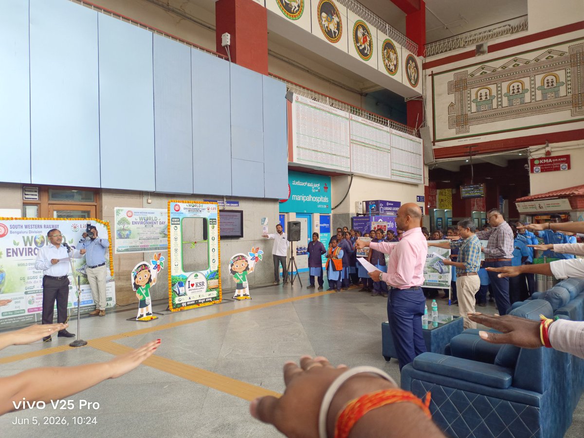AmitAnujBarnwal's tweet photo. World Environment Day Pledge at K.S.R. Railway Station. the occasion of World Environment Day, with the theme "Climate Change", officers, staff, and passengers at KSR Bengaluru City Railway Station took a pledge to protect the environment. @SWRRLY @drmsbc @RailwaySeva https://t.co/NhPjd3vL4D