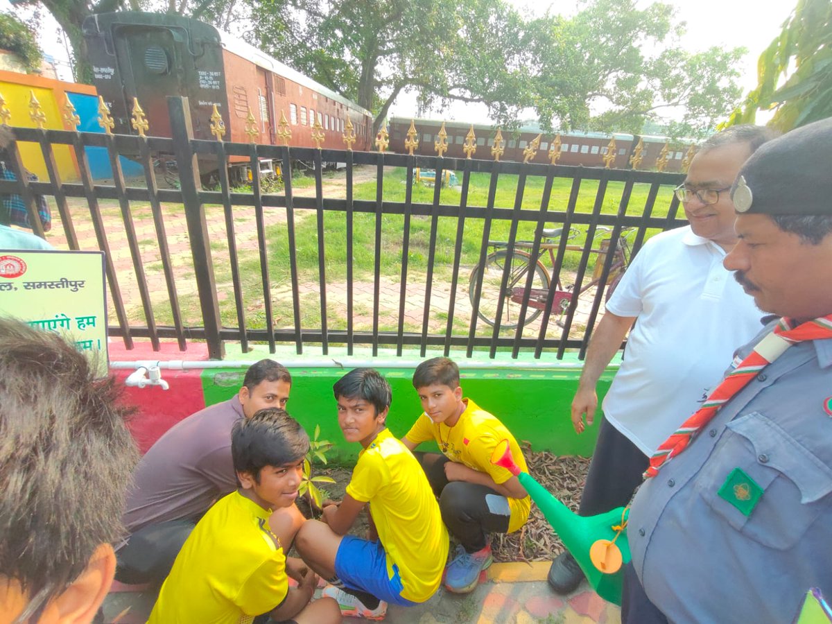 spjdivn's tweet photo. 🌱 #विश्वपर्यावरणदिवस के अंतर्गत मंडल स्थित ललित उद्यान में स्कूली बच्चों, कर्मचारियों एवं अधिकारियों द्वारा वृक्ष रोपण किया गया। इस अवसर पर मंडल रेल प्रबंधक श्री ज्योति प्रकाश मिश्रा ने पर्यावरण संरक्षण एवं स्वच्छ पर्यावरण बनाए रखने हेतु सभी उपस्थित रेल कर्मियों को शपथ दिलाई । https://t.co/WqwKdqMz9k