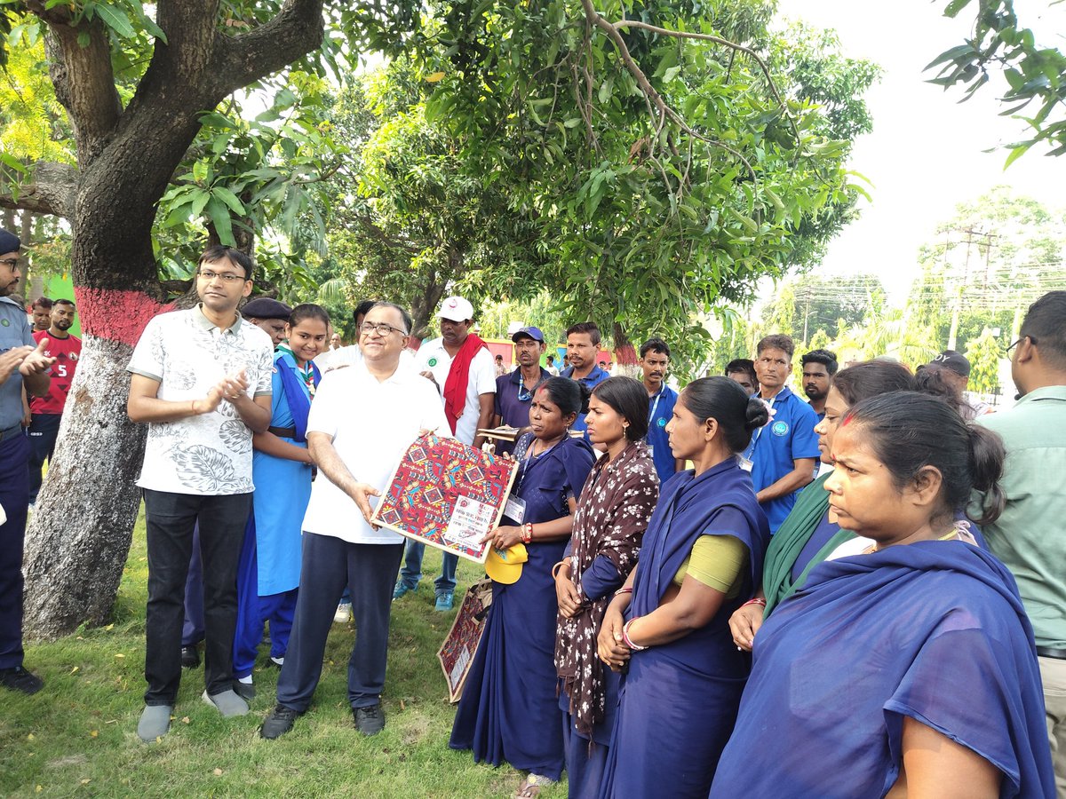 spjdivn's tweet photo. 🌱 #विश्वपर्यावरणदिवस के अंतर्गत मंडल स्थित ललित उद्यान में स्कूली बच्चों, कर्मचारियों एवं अधिकारियों द्वारा वृक्ष रोपण किया गया। इस अवसर पर मंडल रेल प्रबंधक श्री ज्योति प्रकाश मिश्रा ने पर्यावरण संरक्षण एवं स्वच्छ पर्यावरण बनाए रखने हेतु सभी उपस्थित रेल कर्मियों को शपथ दिलाई । https://t.co/WqwKdqMz9k