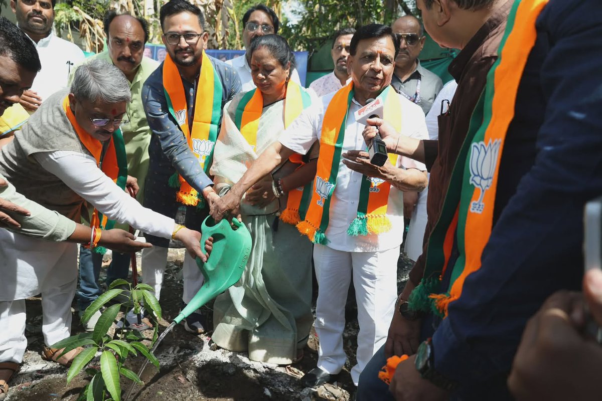 JagdishDevdaBJP's tweet photo. 🌿 एक वृक्ष केवल धरती को हरियाली नहीं देता, बल्कि मानवता को जीवन, ऊर्जा और भविष्य प्रदान करता है।

विश्व पर्यावरण दिवस के अवसर पर ‘एक पेड़ माँ के नाम’ अभियान के अंतर्गत आज भोपाल मध्य विधानसभा के महाराणा प्रताप मंडल में 6½ नंबर बस स्टॉप के समीप, आरोग्य वाटिका में आयोजित पौधरोपण कार्यक्रम में सहभागिता की।

आदरणीय प्रधानमंत्री श्री @narendramodi जी द्वारा प्रारंभ किया गया प्रेरणादायी ‘एक पेड़ माँ के नाम’ अभियान मातृभूमि के प्रति सम्मान और कृतज्ञता का सूचक है ।
इस अवसर पर मध्य प्रदेश शासन की मंत्री श्रीमती @KrishnaGaurBJP जी, प्रदेश मंत्री एवं राज्यसभा प्रत्याशी श्री @rajneesh4n जी, पूर्व विधायक श्री @DhruvNarayanS_ जी, महापौर श्रीमती मालती राय जी, जिला एवं मंडल पदाधिकारीगण तथा वृक्षारोपण टोली के सदस्य उपस्थित रहे।

#विश्व_पर्यावरण_दिवस
#एक_पेड़_माँ_के_नाम
#EkPedMaaKeNam