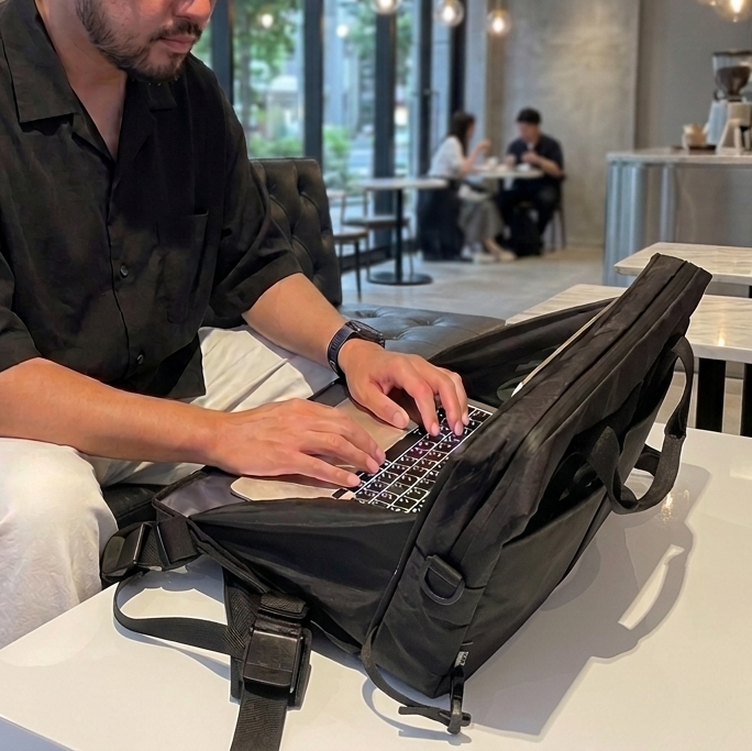 TYO_Mac's tweet photo. 【新発売】MinZ＜mono BAG＞MacBookと、「作業スペース」をモバイル出来るバッグ誕生！軽くタフなX-Pac。ブリーフケース・バックパック・ショルダーの3WAY。16インチまでのMacBook対応。出先のテーブルやデスクがMacとあなたのためのプライベートスペースに。https://t.co/8iTsbDEljh https://t.co/Bu0lKFQYpa