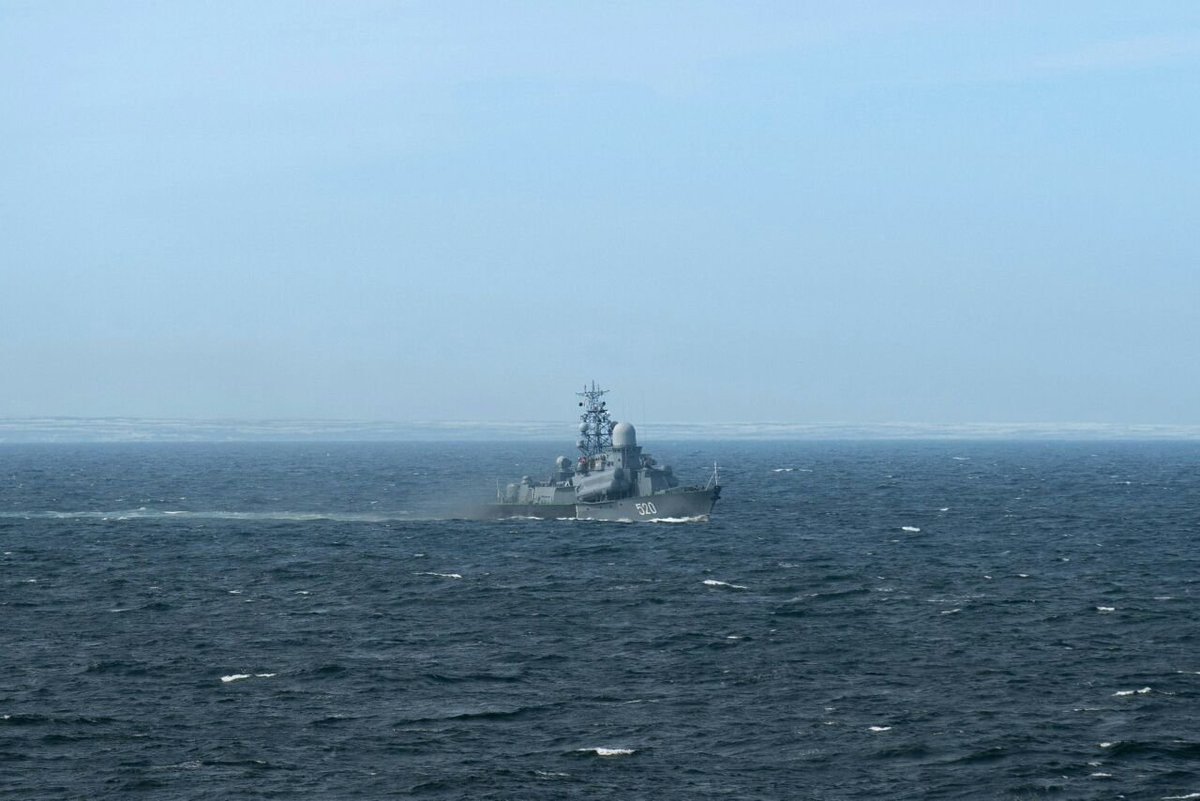 MrFrantarelli's tweet photo. During an exercise in the Barents Sea, two submarines fired torpedoes at a detachment of "enemy" ships.
2 submarines:
B-800 "Kaluga"
B-459 "Vladikavkaz"
"enemy" ships:
Slava-class cruiser "Marshal Ustinov"
Nanuchka III-class corvette "Rassvet"
Grisha-class corvette "Snezhnogorsk" https://t.co/3F13GrnOOZ