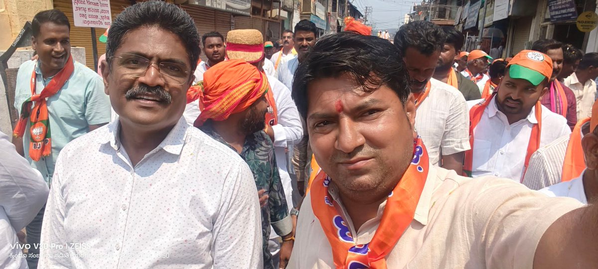 ASHOKRATHOD55's tweet photo. ಮಾಜಿ ವಿಧಾನ ಪರಿಷತ್ ಸದಸ್ಯರು, ಕಲಬುರಗಿ ವಿಭಾಗದ ಪ್ರಭಾರಿಗಳು, ಮಾತೃ ಪಕ್ಷದ ಜೇಷ್ಠ ಕಾರ್ಯಕರ್ತರು ಆದ ಶ್ರೀ @ArunShahapurMLC ಅಣ್ಣಾಜೀ ಅವರಿಗೆ ಹೃದಯಪೂರ್ವಕ ಹುಟ್ಟುಹಬ್ಬದ ಶುಭಾಶಯಗಳು 💐

ಭಗವಂತ ನಿಮಗೆ ಹೆಚ್ಚಿನ ಆಯುಷ್ಯ, ಉತ್ತಮ ಆರೋಗ್ಯ ಹಾಗೂ ಯಶಸ್ಸನ್ನು ದಯಪಾಲಿಸಲಿ 🙏🏻🚩
#happybirthday @BJP4Karnataka @blsanthosh https://t.co/4dgNBUR60k