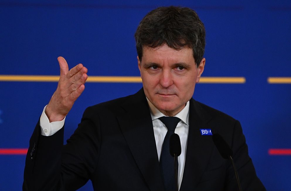 Euractiv_FR's tweet photo. Un député européen désigné pour devenir le prochain Premier ministre roumain: Le nouveau gouvernement sera « un gouvernement technique, et non #politique » 

The post Un député européen désigné pour devenir le prochain Premier ministre roumain appeared… https://t.co/jFfHyPzeHG https://t.co/Hntz9iGofp