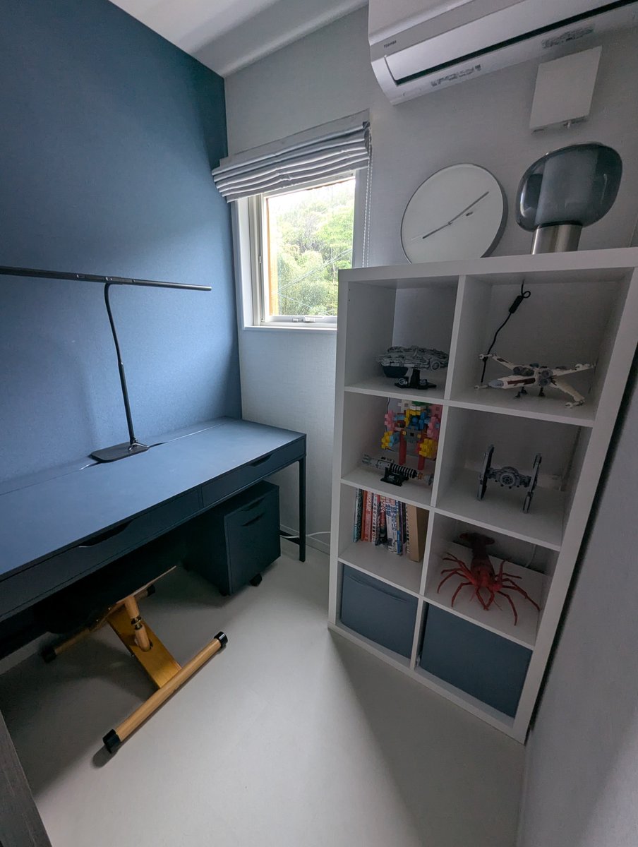 Syukazy's tweet photo. 次男が選んだのは濃紺&amp;宇宙的なデザイン。
ぬいぐるみに囲まれて寝るのが大好き。
静かな環境を好む彼らしさが出ています。 https://t.co/y3vpuGABru