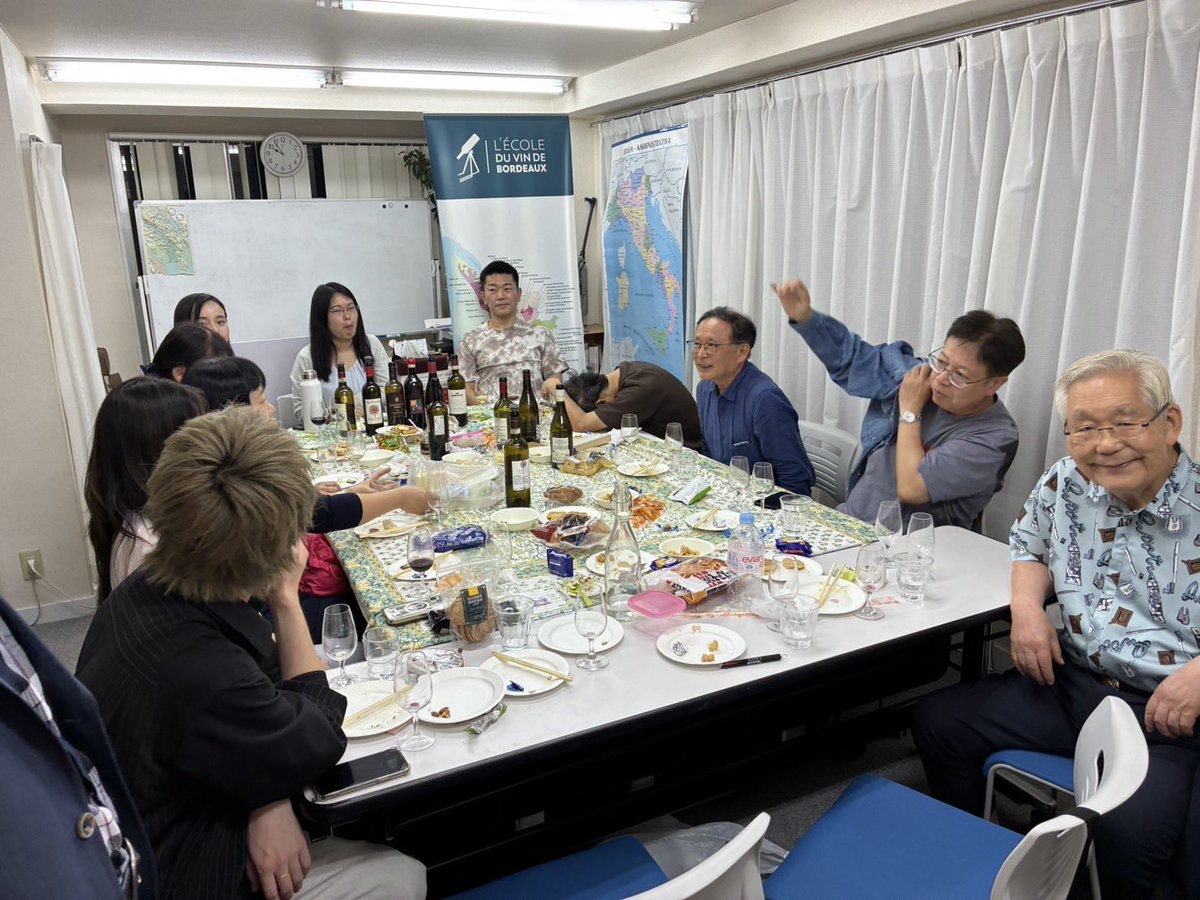 wadaemiboo's tweet photo. 「わいん塾Bar」でした！
ご近所にお住まいの方や、初見の同世代の方々が集まったりして、定員オーバーの盛り上がり🥂
そうそう。サロンでもなく、バーでもなく、これが私が目指すところの、四谷の"ワイン公民館"😊
https://t.co/EB3OV1DIiB https://t.co/WpRhHyGj05