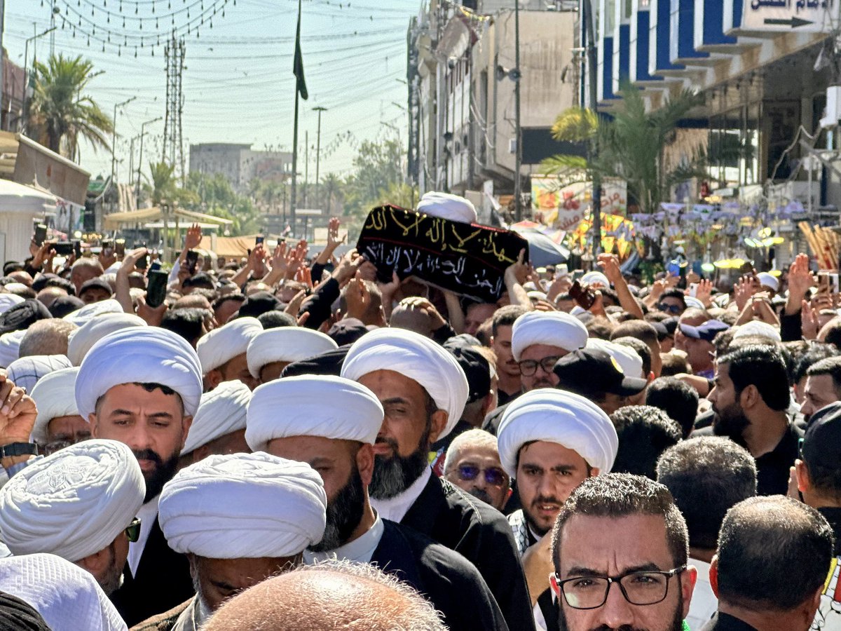 Ammar_Alhakeem's tweet photo. في تشييع الفقيد المرجع الديني الكبير سماحة آية الله العظمى الشيخ محمد إسحاق الفياض (قدس سره)، بمدينة الكاظمية المقدسة، جدّدتُ التعازي للأمة الإسلامية و لأتباع أهل البيت والحوزات العلمية والشعب العراقي، برحيل هذه الشخصية الكبيرة. 
و��مثّل رحيلُه خسارةً فادحةً للأمة الإسلامية، فلقد فقدنا مرجعًا كبيرًا وأستاذنا ألمعيا وأبًا حريصًا على الشعب العراقي، حاملًا لهمومه ومطالبه. 
ولقد كان سماحتُه مُربيًا بتواضعه وزهده وانفتاحه على الجميع، وإن وجود المراجع العظام والعلماء الأعلام والطلبة الكرام الذين سيواصلون مسيرته (قدس سره) لهو العزاء والسلوى في فقده.