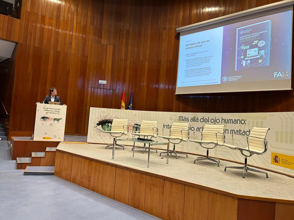 AESAN_gob_es's tweet photo. Carlos Bellón, de la Subdirección General de Control Oficial y Alertas, ha realizado una presentación las oportunidades que ofrece la inteligencia artificial para reforzar los sistemas de control oficial. https://t.co/PB4UcGlhV1