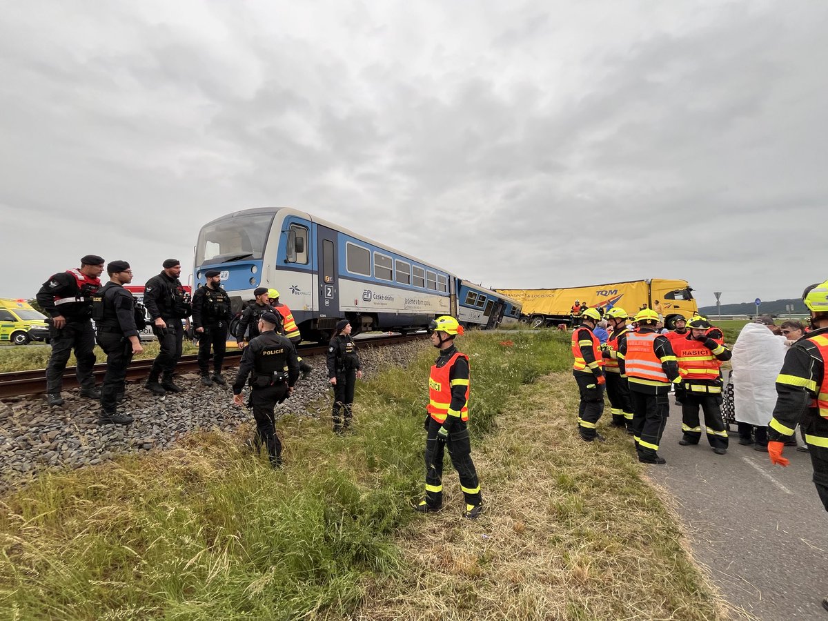 zzs_ok's tweet photo. Aktuálně🚨

Zásah složek IZS u DN vlaku x kamionu u Smržic.

Klasifikováno jako mimořádná událost !
🚑SaP na místě: 2x LZS, 2x RLP, 3x RZP
Na místě dvě desítky osob, třídění již ukončeno, probíhá transport pacientů. Jedná se naštěští pouze o lehká zranění! https://t.co/XuZlaYwUel