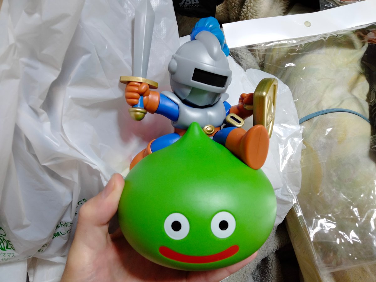 HORIBE's tweet photo. 昨日ハードオフで買った、スライムナイト！デカくて存在感抜群！🤩
指の塗料飛びはメラミンスポンジで綺麗に取れた！😆
顔の横の黒い線はプラに混入してるみたいで除去不可！😫
まぁ古傷のある強者スライムということで問題無し！😉笑
#ハードオフファミリー
#ハードオフ
#レトロコンシューマー愛好会 https://t.co/AhBrSqsALO