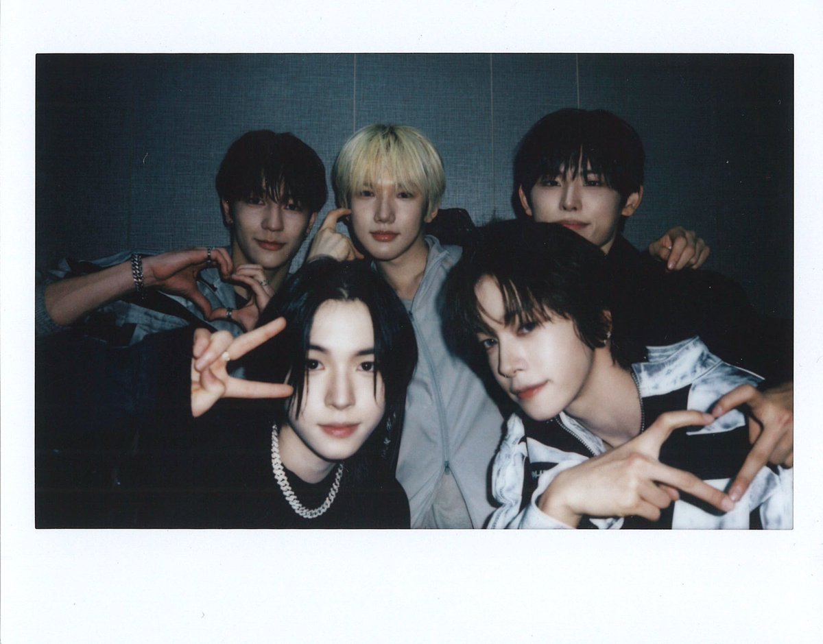 vindicatedtruth's tweet photo. Beautiful polaroid portraits of family 🥹

#KEYVITUP #키빗업 #キービラップ https://t.co/yRF327jdx5