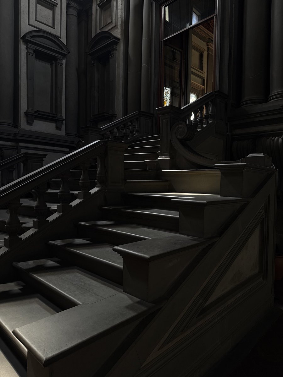 jmde99's tweet photo. El vestíbulo de la Biblioteca Laurenziana es irreal https://t.co/HLv8KQL7DI