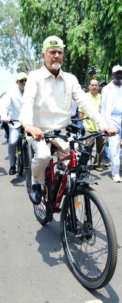 anilVizag81's tweet photo. ఉత్సాహంగా సైకిల్ తొక్కిన ము���్యమంత్రి చంద్రబాబు గారు @ncbn ఐదున్నర కిలో మీటర్ల దూరాన్ని 21 నిమిషాల 18 సెకండ్లల్లో చేరుకున్న సీఎం.. 😀🫡❤️✌️#NCBN Vizag AU Grounds to Novotel  #EnvironmentalDay #TDP https://t.co/e4QhyV5wE5