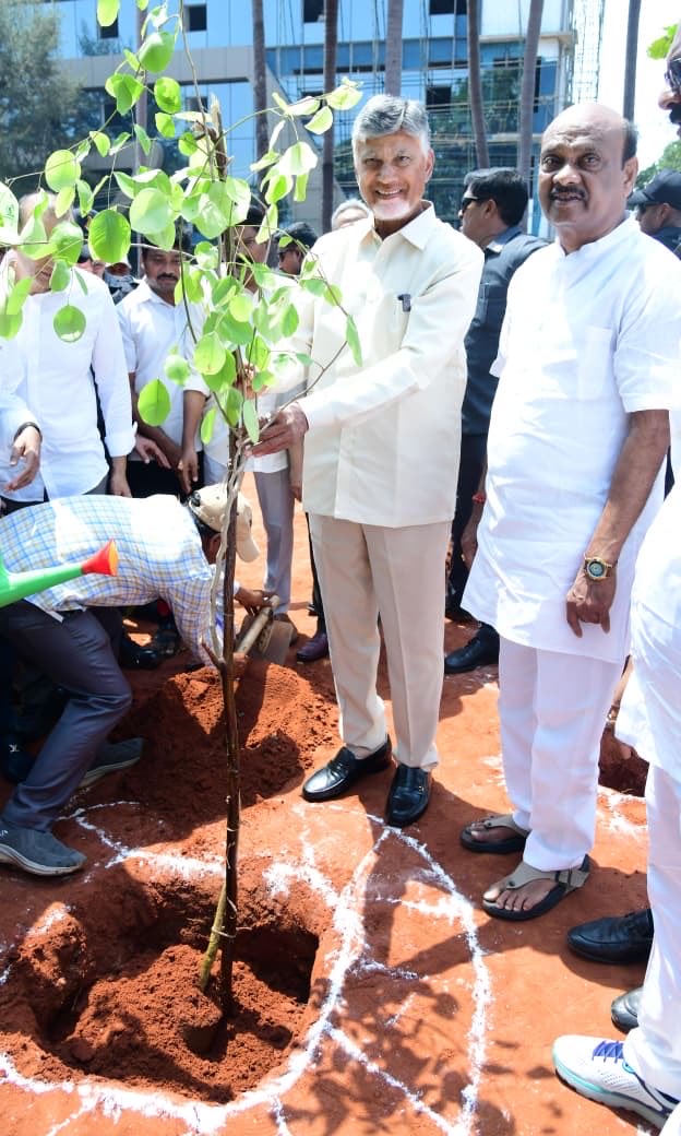 anilVizag81's tweet photo. ఉత్సాహంగా సైకిల్ తొక్కిన ము���్యమంత్రి చంద్రబాబు గారు @ncbn ఐదున్నర కిలో మీటర్ల దూరాన్ని 21 నిమిషాల 18 సెకండ్లల్లో చేరుకున్న సీఎం.. 😀🫡❤️✌️#NCBN Vizag AU Grounds to Novotel  #EnvironmentalDay #TDP https://t.co/e4QhyV5wE5