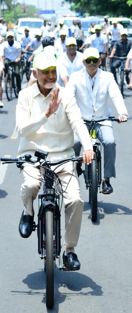 anilVizag81's tweet photo. ఉత్సాహంగా సైకిల్ తొక్కిన ము���్యమంత్రి చంద్రబాబు గారు @ncbn ఐదున్నర కిలో మీటర్ల దూరాన్ని 21 నిమిషాల 18 సెకండ్లల్లో చేరుకున్న సీఎం.. 😀🫡❤️✌️#NCBN Vizag AU Grounds to Novotel  #EnvironmentalDay #TDP https://t.co/e4QhyV5wE5