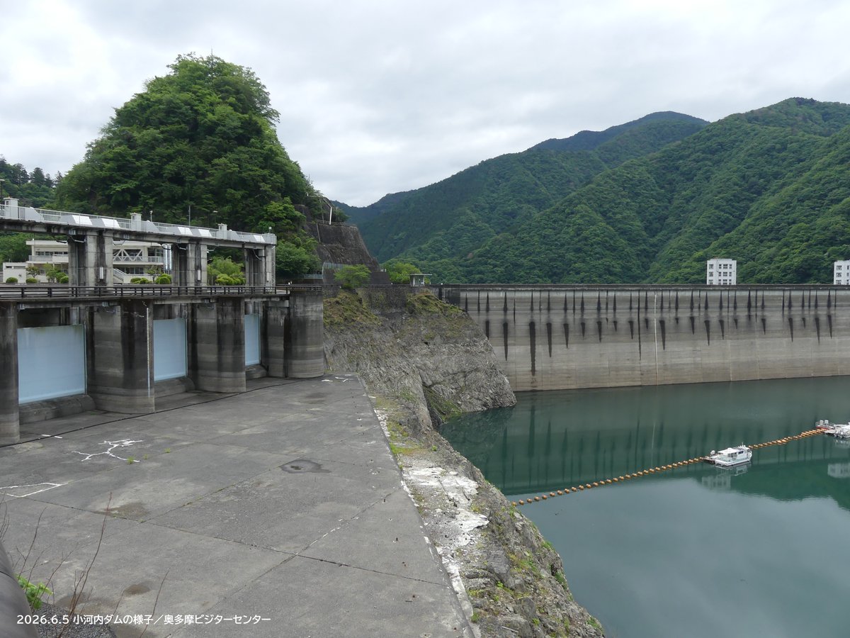 okutamavc's tweet photo. こちらが小河内ダム（奥多摩湖）の様子です。
貯水率は35.2％。台風前より1％ほど！上がったようですが、以前、少ないままです。
今後、周りの山や森が吸収した水が、少しずつしみ出してもう少し増えるかも！？
今後も天候などにご留意ください。 https://t.co/2RefIf97oz