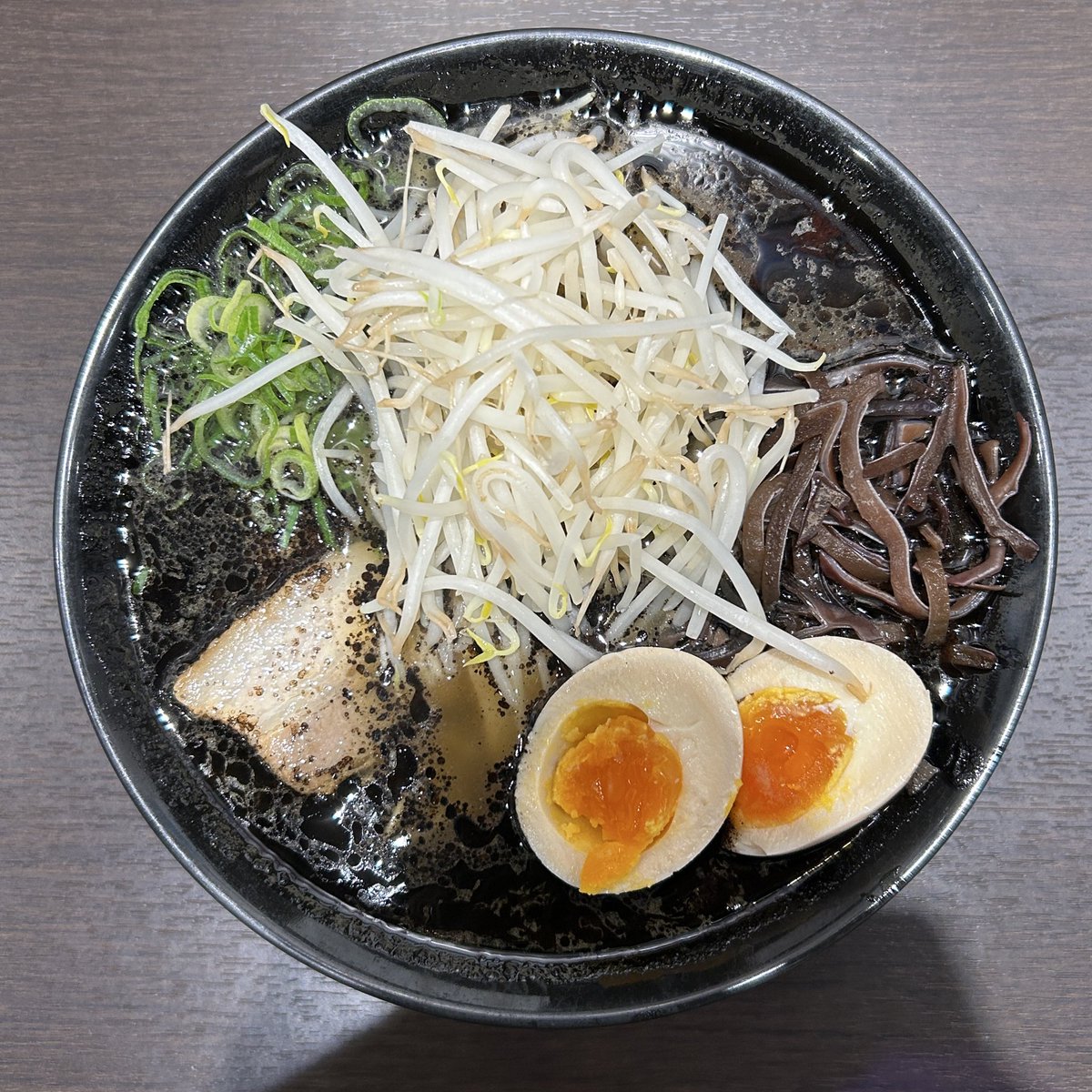 okiteporsche's tweet photo. 東京駅ラーメンストリート好来ラーメン味玉ラーメン。熊本県人吉市で65年営業店、期間限定東京駅に。真っ黒なマー油で覆われた豚鶏スープは意外にも清湯、ノー白濁で澄んだスープはあっさりしつつ臭みなし化調アクセントでも品がある。麺も多少細めで細もやしと一緒勝手に喉奥収納バラ煮豚現代っぽい https://t.co/umS7lxFUPq