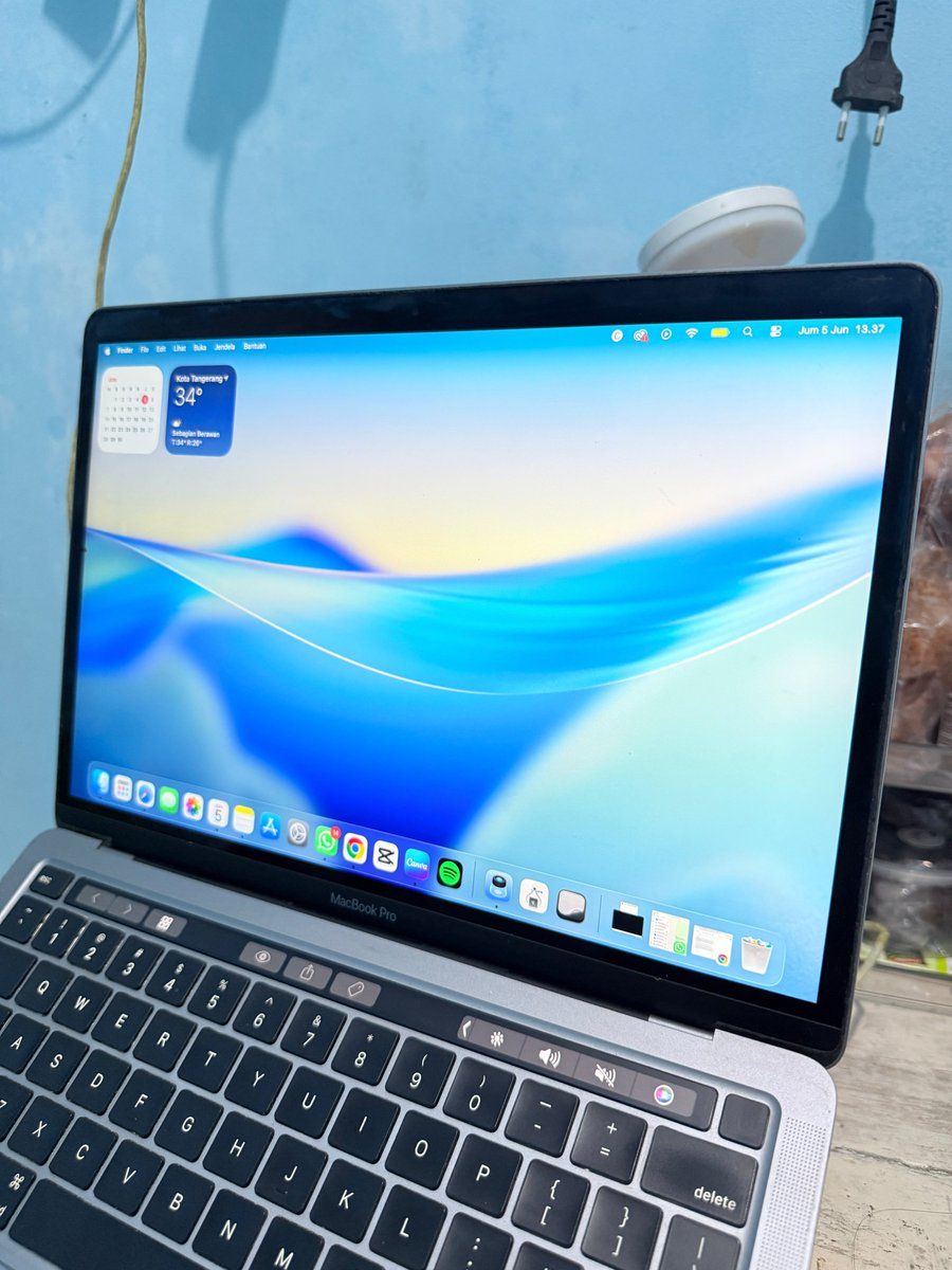 ghzgl's tweet photo. For sale!!!

MacBook Pro M1 2020 iBox
RAM 8GB SSD 256GB
Full original, belum pernah service
fungsi normal 100%
Battery Health 82%, Cycle Count 653
Touch Bar, speaker, keyboard, kamera normal semua

Minus fisik: karet layar getas, karet kaki bawah getas #zonauangㅤ https://t.co/KklzUnNrJP