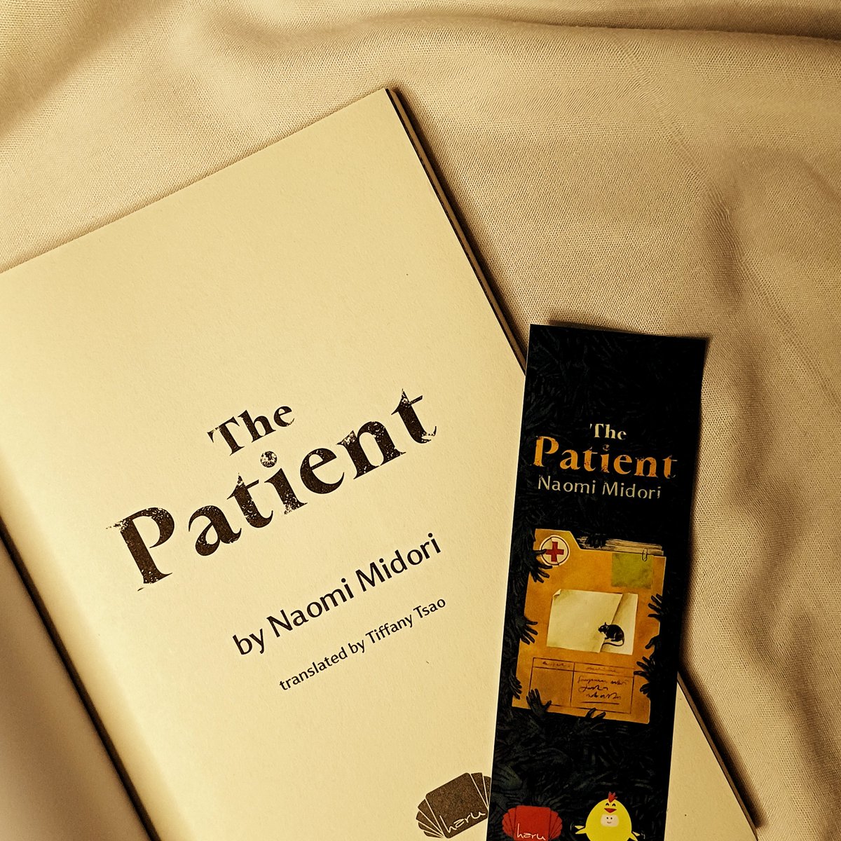 ggiiyuuu's tweet photo. may’s bookmail! 💌📚🏥

— (🐀) The Patient by Naomi Midori

siapa di sini yg sudah baca pasien?? kali ini pasien hadir dalam versi bahasa inggris😻 ada tabel vocabulary di setiap akhir bab karena buku ini memang cocok banget untuk kalian yg mau belajar baca buku berbahasa inggris https://t.co/MTZM4epAsu