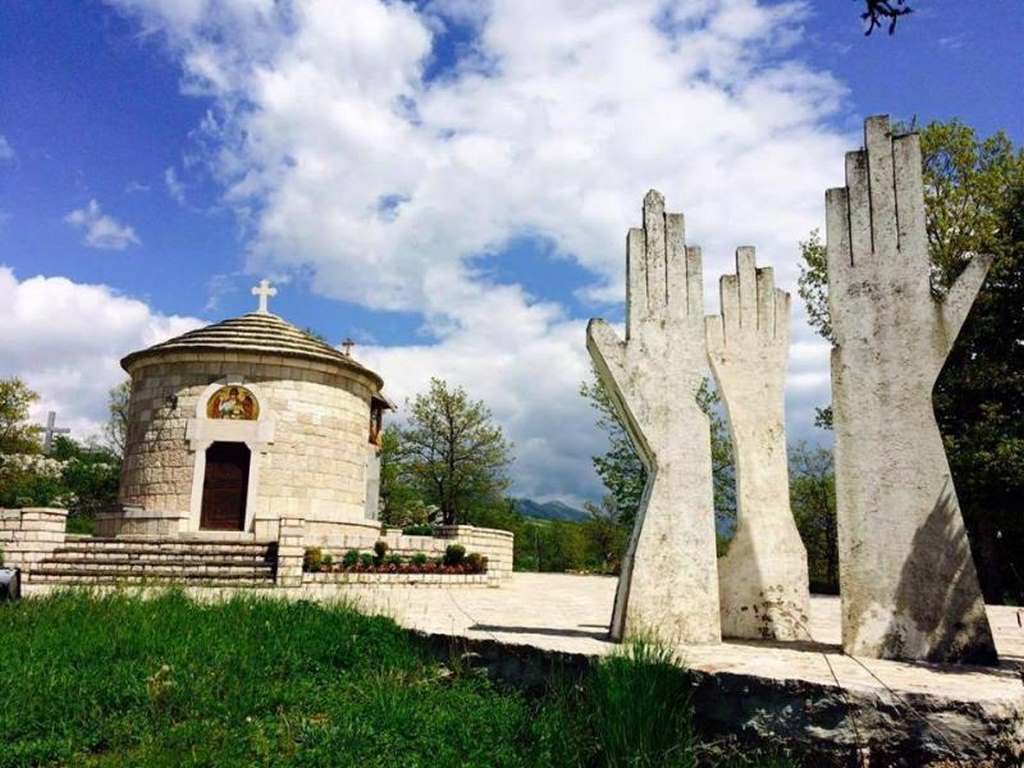 svjetlucava's tweet photo. Dola u Pivi. 😢🕊️🥀

Mjesto gdje su 7. juna 1943. godine ubijena 522. stanovnika Pive, a među njima i 109. djece.

Sveti arhijerejski sabor SPC je 2017. godine kanonizovao sve žrtve zločina u Pivi. 

Vječnaja pamjat i slava svim našim nevinim žrtvama. 😔🙏 https://t.co/fIjCC0H7Vz