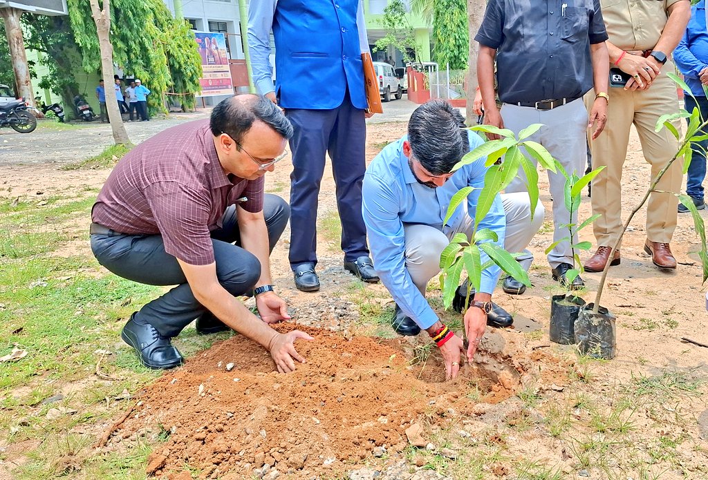 dcjamtara's tweet photo. आज #विश्व_पर्यावरण_दिवस के अवसर #जामताड़ा_समाहरणालय परिसर में पुलिस अधीक्षक सहित जिले के वरीय पदाधिकारियों संग पौधारोपण किया। सभी से अपील है कि पर्यावरण संरक्षण के प्रति अपना योगदान दें एवं पौधारोपण अवश्य करें।
#WorldEnvironmentDay2026
@AlokDubeyIAS @JharkhandCMO 
@prdjharkhand https://t.co/cMHKRudSck