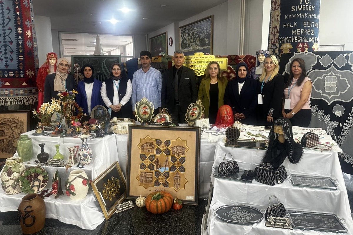 SiverekHalk's tweet photo. Şanlıurfa Valiliğimizin himayelerinde ve İl Millî Eğitim Müdürlüğümüzün koordinasyonunda düzenlenen Hayat Boyu Öğrenme Haftası etkinlikleri kapsamında gerçekleştirilen sergide, Siverek HEM olarak yer aldık 🖼️🌟

@tcmeb @mebhbogm @hasansildak @sanliurfamem63 @nilgunmujdeci https://t.co/Lhrwqwwf3W