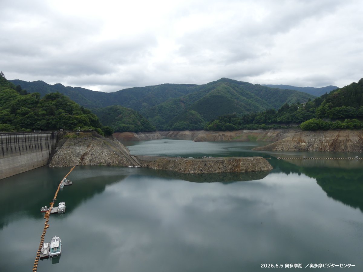 okutamavc's tweet photo. こちらが小河内ダム（奥多摩湖）の様子です。
貯水率は35.2％。台風前より1％ほど！上がったようですが、以前、少ないままです。
今後、周りの山や森が吸収した水が、少しずつしみ出してもう少し増えるかも！？
今後も天候などにご留意ください。 https://t.co/2RefIf97oz