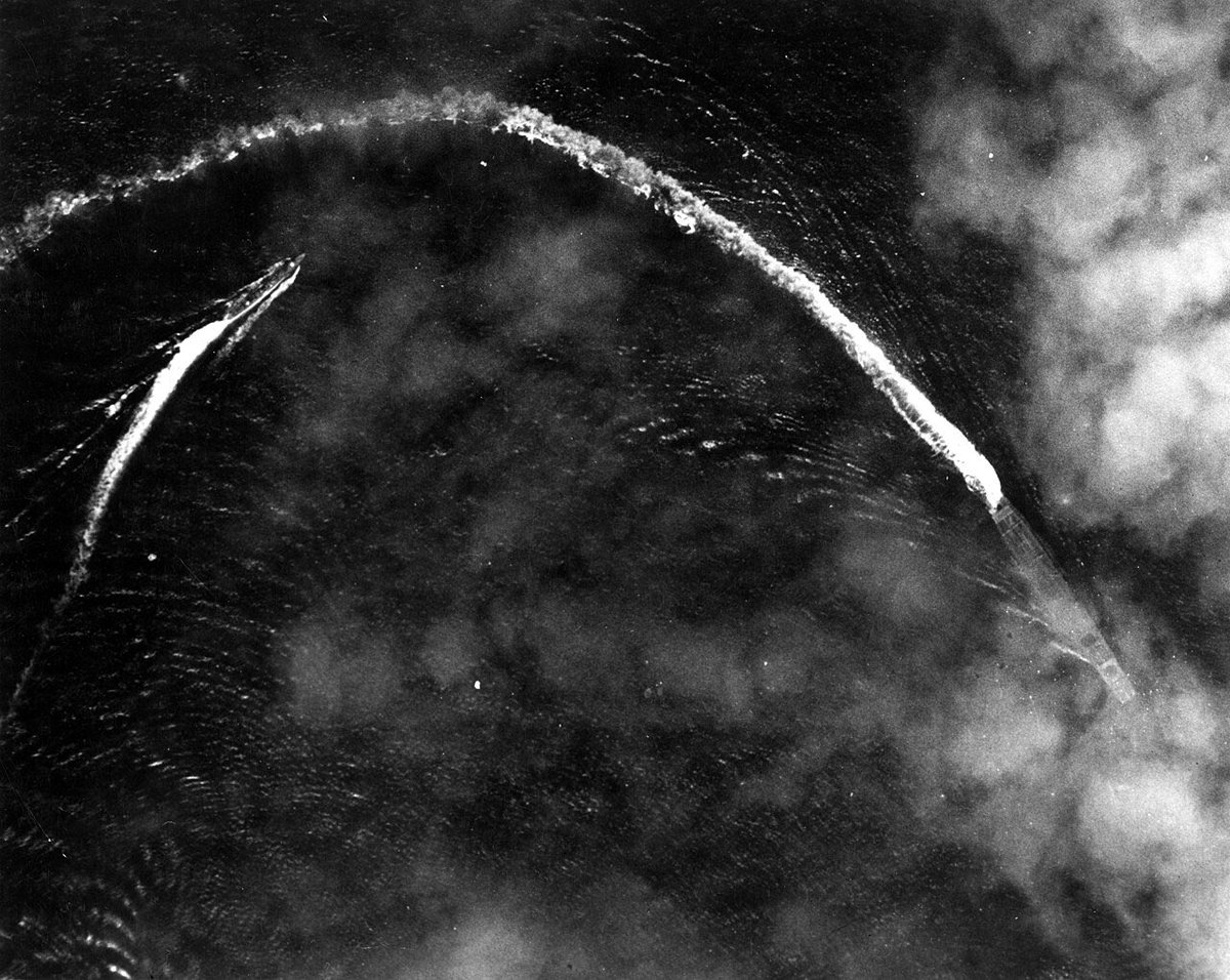 Japanese__Army's tweet photo. 1942年、ミッドウェー海戦にて米軍機の攻撃を回避する空母赤城「右」。左側の艦は駆逐艦野分と思われる。
#日本海軍 https://t.co/idjSgu9Hps
