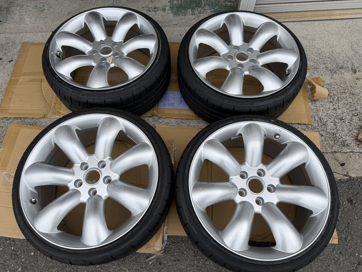 motokatarahasa's tweet photo. どなたか居られたらよろしくお願いします。
全て新品でタイヤを組んだだけです。
新品タイヤホイールセット。

ホイール　RHマキシライト　スーパーコンケイブ(コンケーブ)
サイズ　8.5×18 +42 5/112 
タイヤ　ダンロップ　ディレッツァ　DZ102 国内正規モデル
サイズ　215/35R18 
F5#系のMINI用です。
1シリとかにも似合いそう。
JCW用ビッグキャリパー対応。MINI JCW GP、F54 LCI、F60LCI専用のビッグキャリパーにも対応します。
希望価格は28万円です。