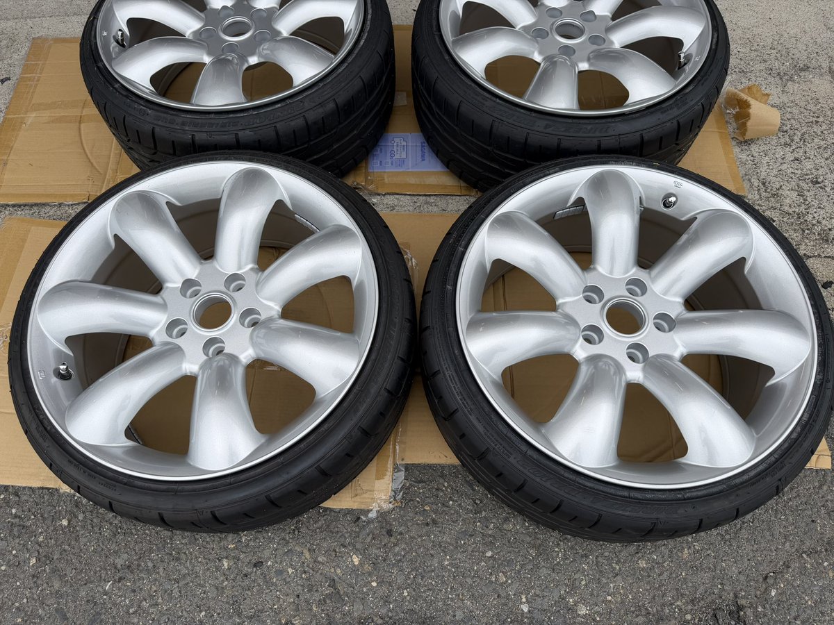 motokatarahasa's tweet photo. どなたか居られたらよろしくお願いします。
全て新品でタイヤを組んだだけです。
新品タイヤホイールセット。

ホイール　RHマキシライト　スーパーコンケイブ(コンケーブ)
サイズ　8.5×18 +42 5/112 
タイヤ　ダンロップ　ディレッツァ　DZ102 国内正規モデル
サイズ　215/35R18 
F5#系のMINI用です。
1シリとかにも似合いそう。
JCW用ビッグキャリパー対応。MINI JCW GP、F54 LCI、F60LCI専用のビッグキャリパーにも対応します。
希望価格は28万円です。