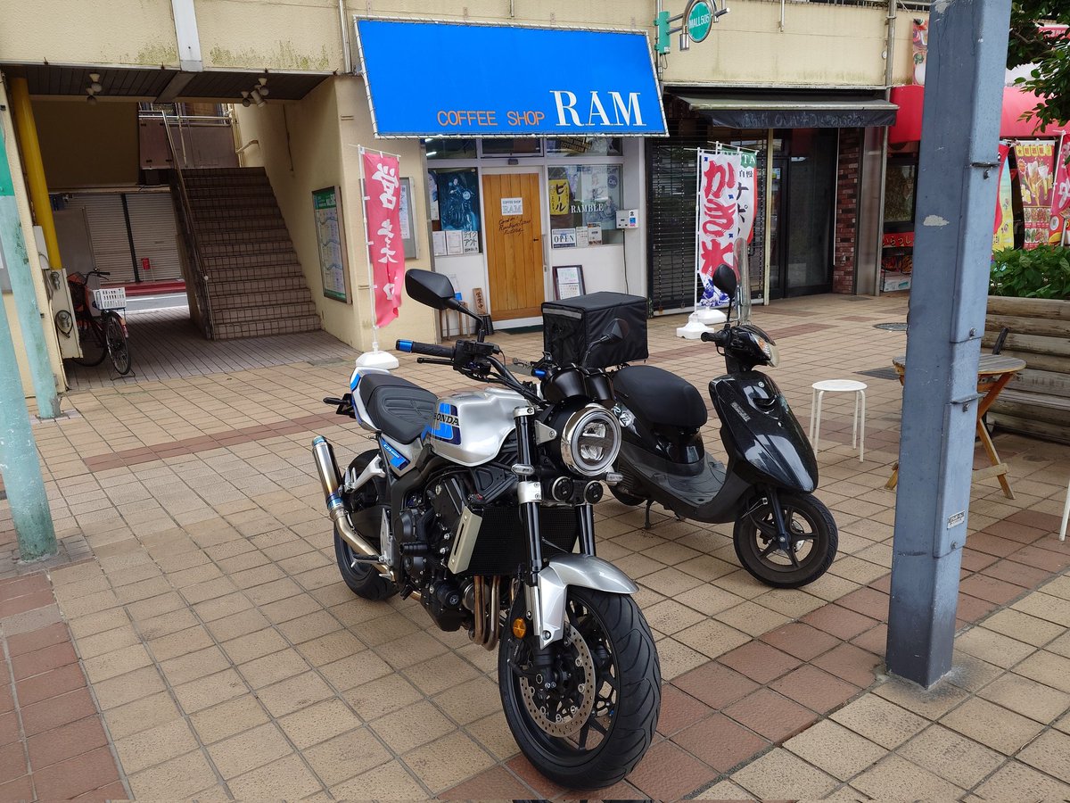 BLANKEY91200855's tweet photo. ちょろっと走って土浦のランブルでランチしてきました🏍️💨
今日の日替わり、レンコンポークカレーをチョイス🍛
レンコン入りのカレーは初めてだったけどなかなか美味しかった♪
大盛りにしたので腹パンになりました😅
#土浦
#ランブル
#RAMBLE
#CB1000F https://t.co/bWSdRsXesa
