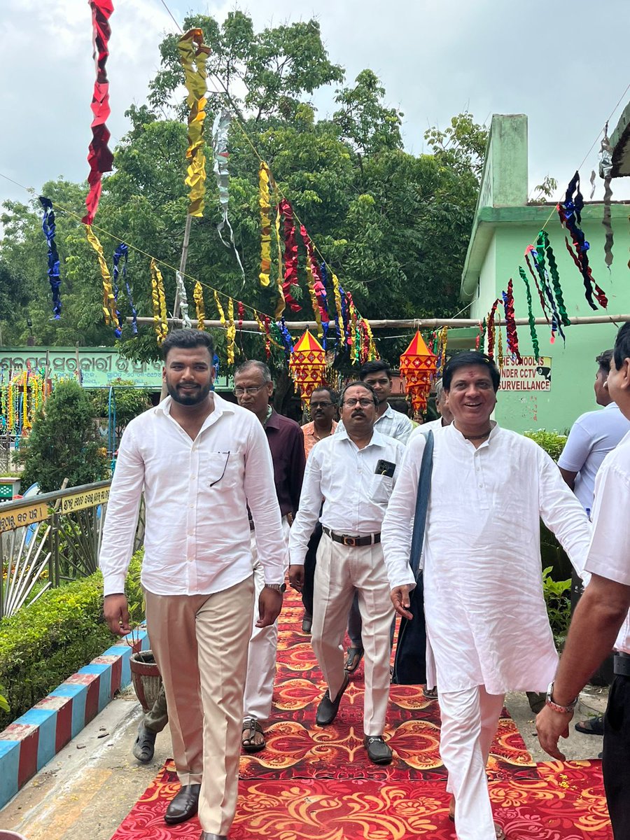 ComSANGRAM's tweet photo. ଜୀବନରେ କେବେବି ଭାବ ନାହିଁ ଯେ କିଏ ପରିବର୍ତ୍ତନ ହେଲା, କେବେ, କିପରି, କେଉଁଠି, କେବଳ ଦେଖନ୍ତୁ ସେ ତୁମକୁ କ’ଣ ଶିଖାଇଲେ।ଏହା ଜୀବନର ଜ୍ଞାନ, ତୁମର ଦୁଃଖ କେବଳ ତୁମକୁ ଯନ୍ତ୍ରଣା ଦିଏ ନାହିଁ ବରଂ ଜ୍ଞାନ ମଧ୍ୟ ଦିଏ। https://t.co/UfvK9UUigC