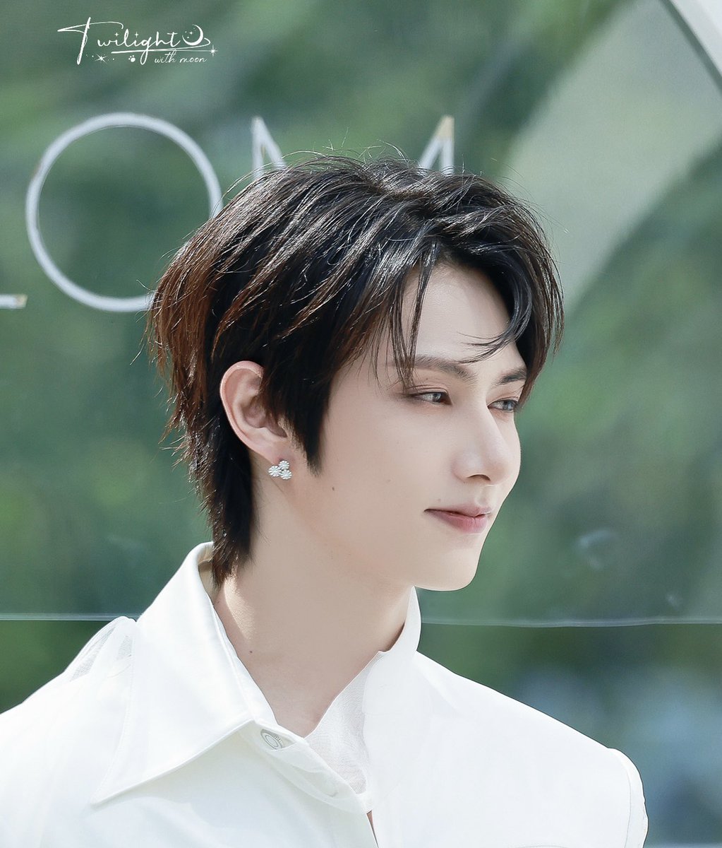 moontomeetyou's tweet photo. the “M” behind giving Jun perfect cat ears 😭😭😭😭😭❤️

hes a REAL CAT confirmed https://t.co/JEUGgJHZwB