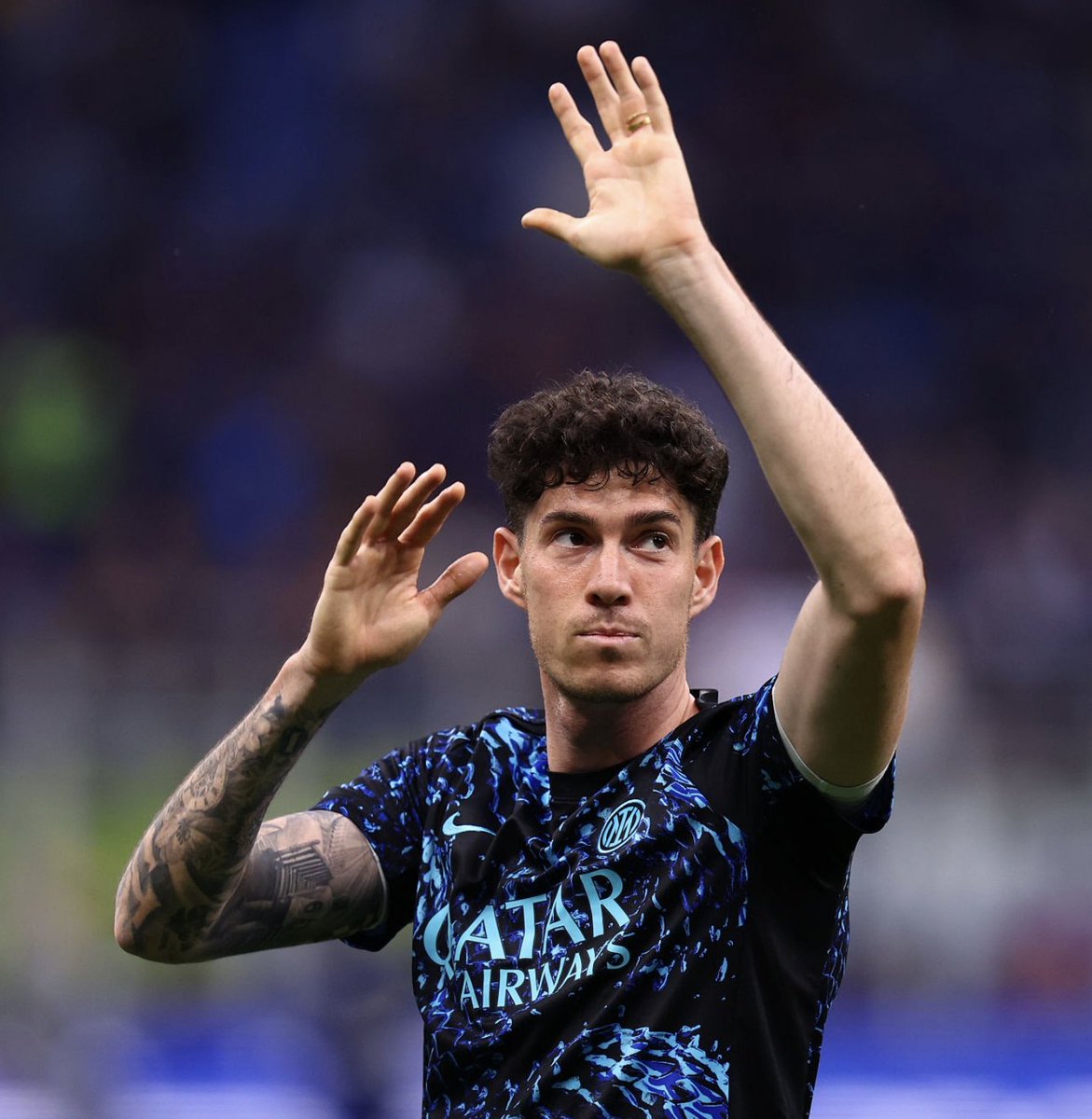 NMercato24's tweet photo. 🚨⚫🔵 Inter, Chivu: "Bastoni è un campione, ci darà tanto." 💣

#Calciomercato #Inter #Chivu #Bastoni #5giugno https://t.co/KS66Um6qe1