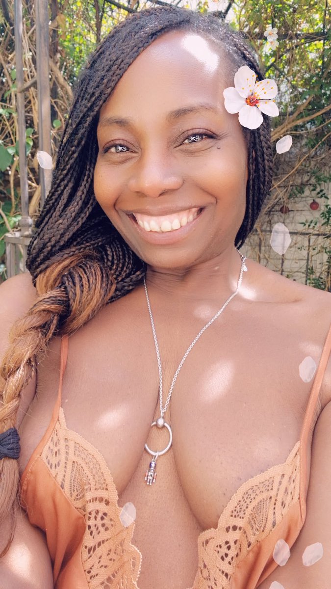 Monicalova13's tweet photo. Bonjour mes amours bon vendredi Seins ร vous..
#VendrediSeinsโค๏ธ
#TeamBoobsโค๏ธ
#LoveLifeโค๏ธ
Soyons libre fiรจre d'รชtre nous-mรชmes je vous โค๏ธ https://t.co/Gts1xixa45