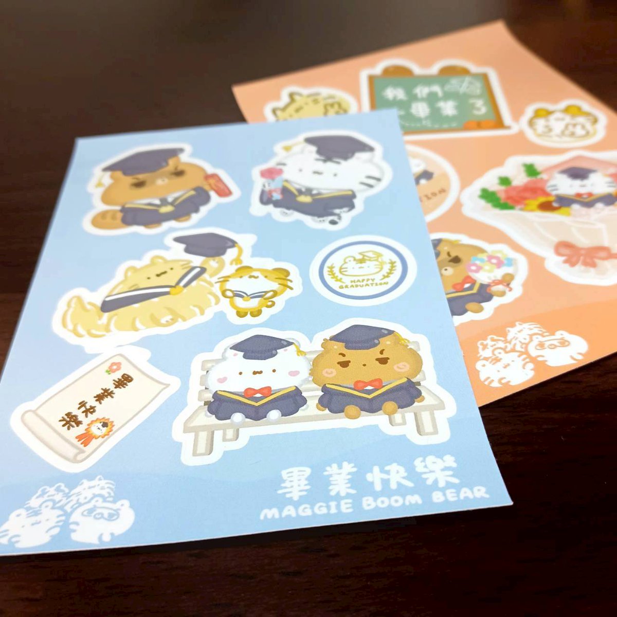 MaggieBoomBear's tweet photo. #畢��季
拍ㄅㄧˋ✌️照���
找適合熊熊們的階梯好難😂

最近畢業小物也上架到各線上商店囉，預祝畢業的小天使們不管是學業還是事業都熊好運✨️

來看看畢業小物吧 https://t.co/YFFqxueZ3h

#畢業 #畢業禮物 #畢業照 #畢業紀念 #學士服  #畢業卡 #畢業卡片 #畢業貼紙 #美吉熊爆爆熊 #maggieboombear https://t.co/2gtbKht2EX